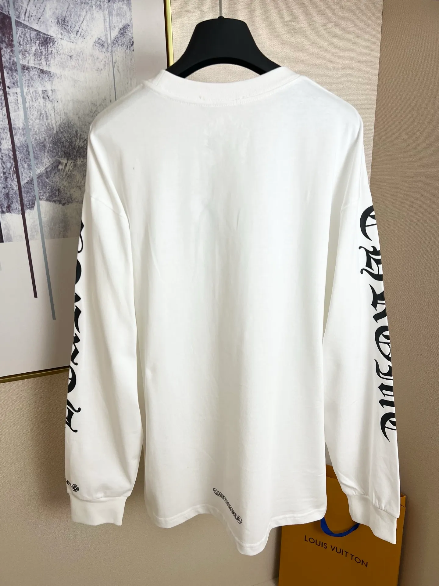 P220 Size: S/M/L/XL Black/White Unisex Chrome Hearts black arm collar Sanskrit long-sleeved T-shirt, simple and classic, highly recommended for inner wear. The material is very skin-friendly and a super good-looking T-shirt. It is perfect whether worn as inner wear or alone. The printed neckline design is full of personality ~ ⚠️Washing method: Dry clean or fast machine wash in cold water on the inside out and dry naturally! Avoid soaking in warm water